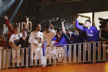 Los jugadores del Valencia celebraron la clasficación para la final de la Copa del Rey.