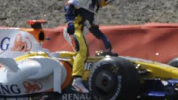 Alonso volvió a dufrir una avería en el motor de su R28