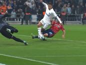 ¿Fue penal? La jugada de Alexis que causa polémica en Francia