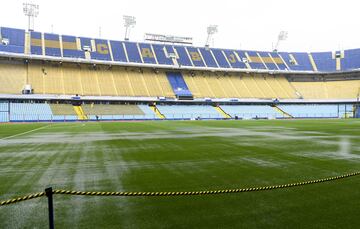 El partido de ida de la final de la Copa Libertadores entre Boca Juniors y River Plate ha tenido que ser suspendido debido a las fuertes lluvias.