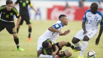 Luis Garrido queda debajo de Javier Aquino y se produce la lesión.