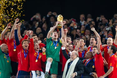 El 11 de julio de 2010, España tocaba el cielo gracias al gol de Iniesta en el minuto 116. Cayó derrotada y hundida Holanda, que veía como perdía otra final mundialista como aquella generación dorada conocida como la 'Naranja mecánica' en el año 1974 ante Alemania. La herida de no poder estampar una estrella encima del escudo de la selección siguió vigente hasta la próxima Copa del Mundo.