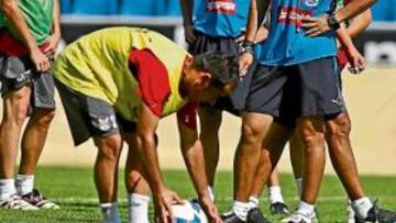 <b>AMBICIOSO. </b>Oltra observa a Cristo Marrero en la sesión preparatoria de ayer. El valenciano pide a los suyos pasar la eliminatoria de Copa y sumar tres puntos en Albacete.