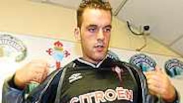 Almunia posa con su nueva camiseta, la del Celta de Vigo (EFE)