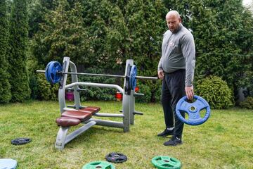 El lanzador Malachowski, entrenando para Tokio 2020 en su jardín