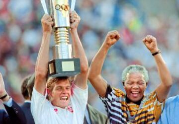 Nelson Mandela celebra con el capitán del equipo sudafricano la consecución del título en la Copa de África de 1996.