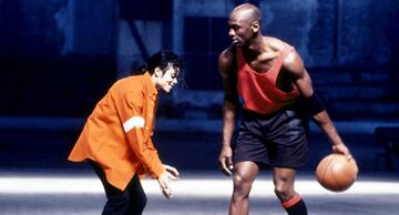 Aquella ocasión en la que Jordan puso a jugar baloncesto al 'Rey del Pop'... tremenda postal.