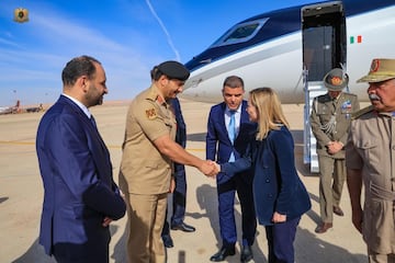 La presidenta de Italia, Giorgia Meloni, junto al general Haftar.