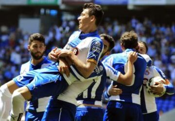 Héctor Moreno celebra su gol con los compañeros.