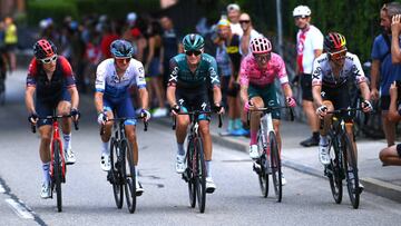 Geraint Thomas, Jakob Fuglsang, Aleksander Vlasov, Neilson Powless y Maximilian Schachmann compiten durante la quinta etapa de la Vuelta a Suiza