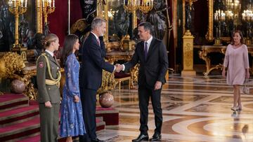 (I-D) La Princesa Leonor; la Reina Letizia y el Rey Felipe VI, que saluda al presidente del Gobierno en funciones, Pedro Sánchez, a su llegada a una recepción con motivo del Día de la Fiesta Nacional de España, en el Palacio Real, a 12 de octubre de 2023, en Madrid (España). El acto es presidido por los Reyes y la Princesa de Asturias después del acto solemne de homenaje a la Bandera Nacional y el desfile militar que se ha celebrado en la Plaza de Cánovas del Castillo. La conmemoración de la Fiesta Nacional tiene como finalidad recordar solemnemente momentos de la historia colectiva que forman parte del patrimonio histórico, cultural y social común, asumido como tal por la gran mayoría de los ciudadanos. Esta es la primera vez que la Princesa Leonor asiste a la recepción que ofrecen los Reyes a autoridades y sociedad civil.
12 OCTUBRE 2023;PRINCESA DE ASTURIAS;REYES;LEONOR;PALACIO REAL
A. Pérez Meca / Europa Press
12/10/2023