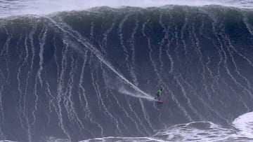 Tony Laureano surfeando en la ola m&aacute;s grande del mundo: Nazar&eacute; (Portugal).
