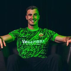 Oficial: Iñaki Peña renueva con el Barça y ficha por el Elche