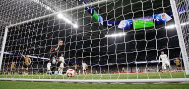 1-3. Mikel Oyarzabal, dentro del área blanca, dispara y David Alaba vuelve a desviar el balón tocando el palo y entrando en la portería de Andriy Lunin.