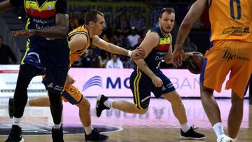 GRAF9451. ANDORRA LA VELLA, 24/03/2019.- Nikola Radicevic (2i), base serbio del Gran Canaria, intenta frenar al base brasileño del MoraBanc Rafa Luz, durante el partido de la vigésimo cuarta jornada de la Liga Endesa entre el MoraBanc Andorra y el Herbalife Gran Canaria que se juega hoy en el Poliesportiu d'Andorra. EFE / Fernando Galindo