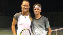 Romeo Beckham posa junto a la tenista Caroline Wozniacki tras un entrenamiento.