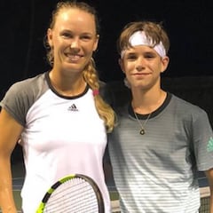 Romeo Beckham demuestra su tenis con Caroline Wozniacki