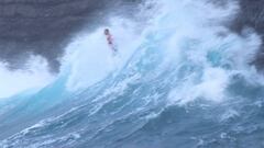 Ahmed Erraji, rider de bodysurf, pasando por dentro una ola gigante en Lanzarote que quiere enviarle contra unos acantilados y que casi le cuesta la vida. 