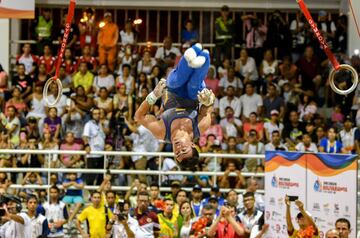 El gimnasta Jossimar Calvo durante su ejercicio de anillas en la final de gimnasia artística en los XVIII Juegos Bolivarianos que se celebran en Colombia. 