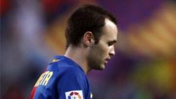 Andrés Iniesta se retira lesionado del Camp Nou