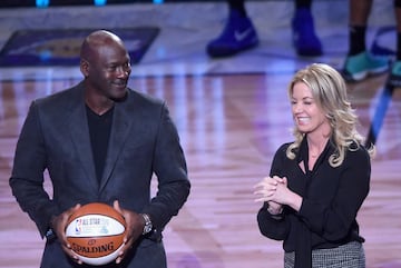 Michael Jordan, propietario de los Hornets, recoge el testigo de Jeanie Buss, su homóloga en los Lakers. Charlotte albergará el All Star 2019.
