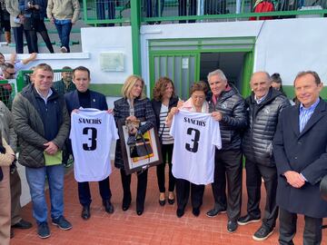 Homenaje a Manolo Sanchis en el  Estadio Municipal de Alberic  que a partir de ahora llevará el nombre de Manolo Sanchis.