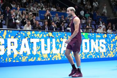 Carlos Alcaraz celebra la victoria en la final de Tokio. 