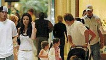 <b>DE COMPRAS POR CALIFORNIA</B>. Beckham, ataviado con un chándal informal, paseaba ayer junto a Victoria y los niños en Los Ángeles.