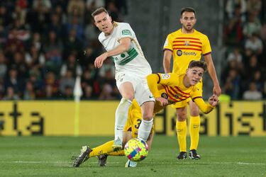 El mediocento del Barcelona, Gavi, presiona al defensa del Elche, Carlos Clerc.