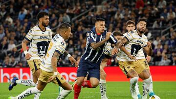 Soccer Football -LIGA MX – Quarter Finals - First Leg – Monterrey v Pumas UNAM - Estadio BBVA, Monterrey, Mexico - November 28, 2024 Monterrey's Roberto de la Rosa in action with Pumas UNAM's Robert Ergas and Natan REUTERS/Daniel Becerrill