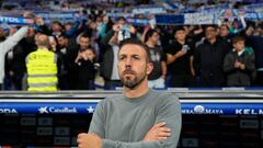 CORNELLÁ DE LLOBREGAT (BARCELONA), 14/05/2023.- El técnico del RCD Espanyol Luis García minutos antes de comenzar el partido correspondiente a la jornada 34 de LaLiga Santander que RCD Espanyol y FC Barceona disputan este domingo en el RCDE Stadium de Cornellá de Llobregat (Barcelona). EFE/ Alejandro Garcia
