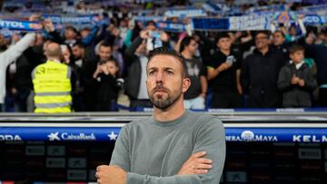 CORNELLÁ DE LLOBREGAT (BARCELONA), 14/05/2023.- El técnico del RCD Espanyol Luis García minutos antes de comenzar el partido correspondiente a la jornada 34 de LaLiga Santander que RCD Espanyol y FC Barceona disputan este domingo en el RCDE Stadium de Cornellá de Llobregat (Barcelona). EFE/ Alejandro Garcia