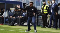 Pablo Guede, dando instrucciones durante el M&aacute;laga - Eibar.