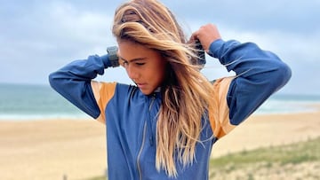 La surfista Tya Zebrowski en la playa.