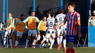 Nastasic celebra con sus compañeros de equipo el 1-0 al Atlético de Madrid. 