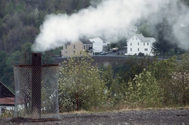 Centralia era un pueblo como cualquier otro de EE.UU. En 1962, un incendio en un vertedero, en principio controlado por los bomberos, se expandió y llegó a las minas de carbón de la localidad. El incendio exterior se extinguió, pero el subterráneo lleva ardiendo desde entonces, sin que ninguno de los intentos por sofocarlo haya tenido éxito. Las altas temperaturas subterráneas comenzaron a agrietar el suelo liberando gases tóxicos lo que, poco a poco, provocó el abandono y reubicación de sus moradores. Se prevé que el incendio dure, por lo menos, 100 años más.