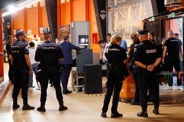 Con un alto dispositivo de seguridad, el Valencia Basket recibe al Maccabi de Tel Aviv en la tercera jornada de la Euroliga. El partido ha sido declarado de alto riesgo y habrá cerca de 700 agentes velando por la seguridad dentro y fuera del pabellón.