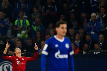 James Rodríguez marca ante el Schalke 04 en el primer partido como titular en la cuarta jornada de la Bundesliga. El colombiano anotó de cabeza y jugó 86 minutos. 