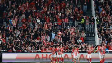 12-11-24. AFICIONADOS DEL SPORTING CELEBRAN UNO DE LOS GOLES EN EL PLANTÍO DE BURGOS.