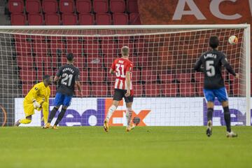 Darwin Machis marcó el segundo gol del conjunto nazarí. Mvogo, portero del PSV, solo pudo acompañar con la vista cómo entraba el balón por la escuadra de su portería.