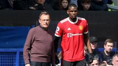 Soccer Football - Premier League - Everton v Manchester United - Goodison Park, Liverpool, Britain - April 9, 2022 Manchester United&#039;s Paul Pogba with interim manager Ralf Rangnick as he prepares to come on as a substitute REUTERS/Phil Noble EDITORIA