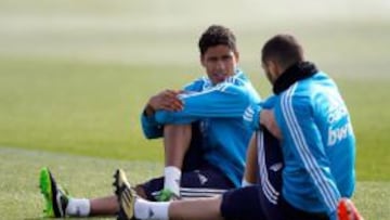 Varane y Benzema en el entrenamiento.