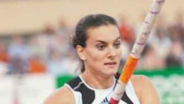 <b>CAMINO DEL RÉCORD. </b>Isinbayeba en la carrera de aproximación.