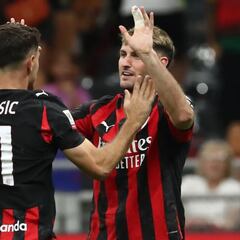 Santiago Giménez, aprendiz de Pulisic