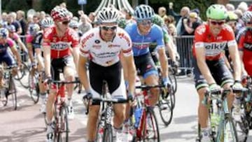 Tom Dumoulin (blanco) y Lars Boom (derecha de rojo) serán los rivales de Tim Wellens en la última etapa que se celebrará mañana en esta décima edición del Eneco Tour.