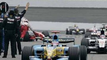 <B>OBLIGACIÓN. </B>La FIA recuerda que el artículo 131 obliga a comunicar en los 45 minutos anteriores al comienzo de un gran premio la baja de cualquiera de los pilotos.