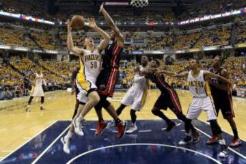 Pacers 99 - Heat 92 (2-2). Tyler Hansbrough de los Indiana Pacers entra a canasta ante Chris Bosh.