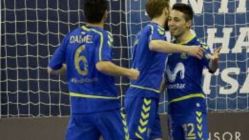 Borja, felicitado por sus compañeros.