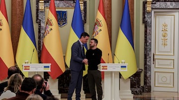 El presidente del Gobierno de España, Pedro Sánchez (i), y el presidente de Ucrania, Volodimir Zelenski (d), se saludan a su llegada al Palacio Mariinski, a 23 de febrero de 2023, en Kiev (Ucrania). Pedro Sánchez ha visitado hoy las huellas que ha dejado la guerra en las localidades de Bucha e Irpin, situadas en las afueras de Kiev, durante el viaje que ha llevado a cabo hoy a Ucrania. Este es su segundo viaje a Ucrania en menos de un año y justo el día previo a que se cumpla el primer aniversario del comienzo de la invasión rusa, iniciada el 24 de febrero de 2022.
23 FEBRERO 2023;IRPÍN;UCRANIA;INVASIÓN RUSA
David Melero / Europa Press
23/02/2023