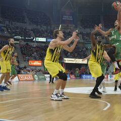 El Baskonia se venga a lo grande con una paliza al Fenerbahçe